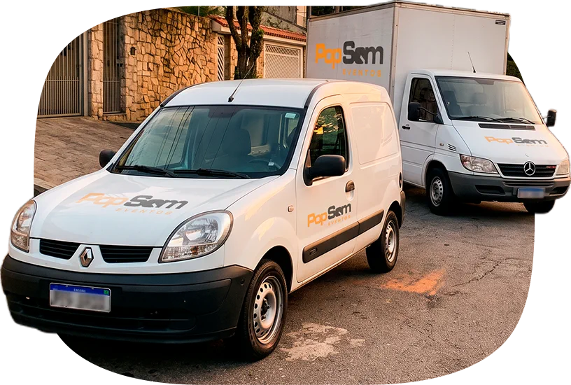 Os dois veículos da frota própria da Pop Som, uma van e um caminhão baú, estacionados em uma rua de São Paulo